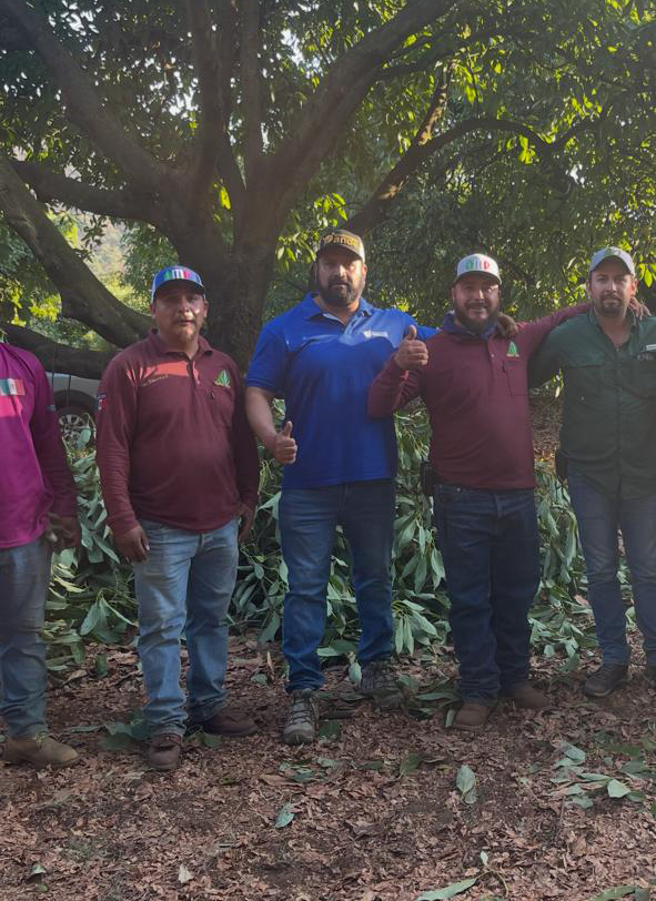 Equipo Master Poda con productores en huerto